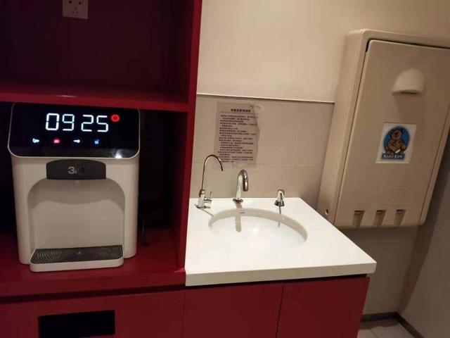 上海久光百货标识，年轻妈妈带宝宝在沪上逛商场公园