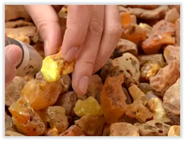 中药琥珀的功效，琥珀有那些药用功效（中药知识必学：琥珀）