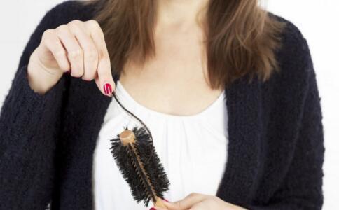 产后脱发严重怎么治疗才有效，产后脱发吃什么调理（宝妈别慌张，听听过来人的经历）