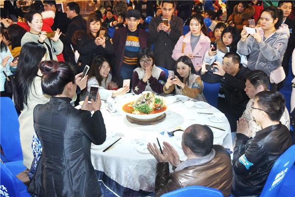 鱼头的做法大全，近30斤大雄鱼做成剁椒大鱼头（俄罗斯鱼头的做法大全）