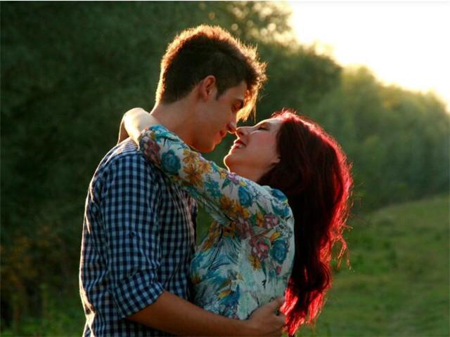 男人喜欢你的30个表现，心理学男人真爱一个人的表现（男生喜欢你的30个信号）