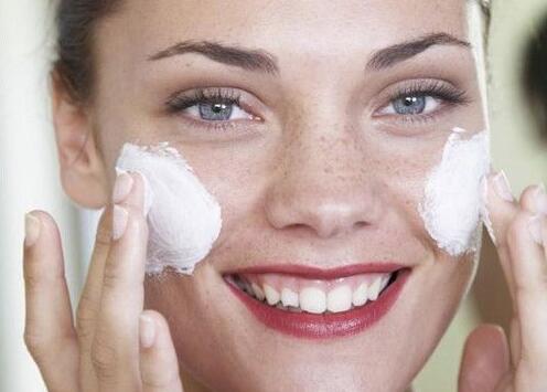 洗面奶多久用一次比较好，怎样使用洗面奶（洗面奶一天最多使用多少次）