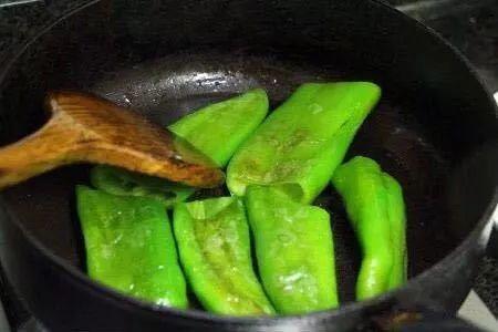 虎皮尖椒的家常做法，虎皮尖椒、虎皮青椒的家常做法