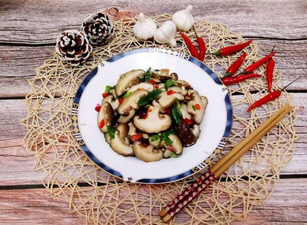 花菇怎么做好吃，干花菇怎么做好吃（这样的家常菜–凉拌花菇）