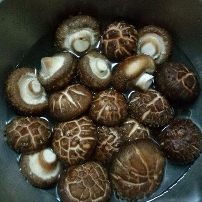 花菇怎么做好吃，干花菇怎么做好吃（这样的家常菜–凉拌花菇）