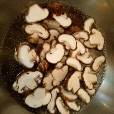 花菇怎么做好吃，干花菇怎么做好吃（这样的家常菜–凉拌花菇）