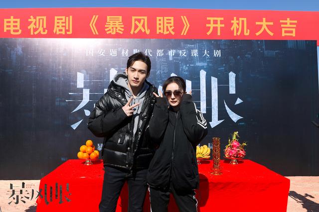 暌违讲的什么，违います什么意思（暌违十年再创“密战”升级版）