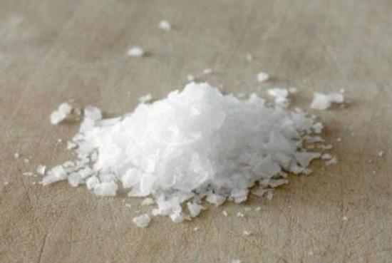 想知道哪个化工厂家生产的亚硝酸钠好呢，亚硝酸钠厂家直销（狠心幼师投毒的亚硝酸钠究竟是个啥）