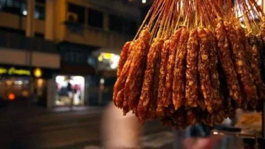 想知道哪个化工厂家生产的亚硝酸钠好呢，亚硝酸钠厂家直销（狠心幼师投毒的亚硝酸钠究竟是个啥）