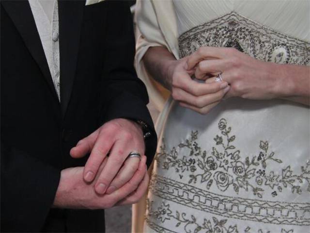 已婚男士戒指戴在哪个手指上，男士婚戒应该戴哪只手（结婚戒指戴哪个手指）