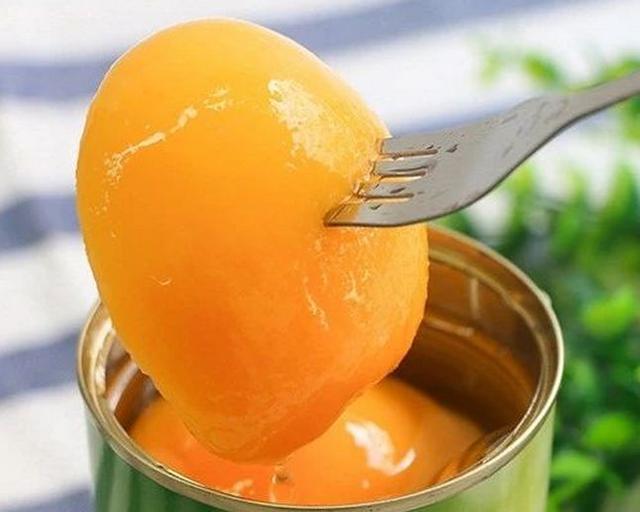 黄桃罐头怎么吃，黄桃罐头怎么吃最好（爽脆鲜甜0添加，一口忆童年）