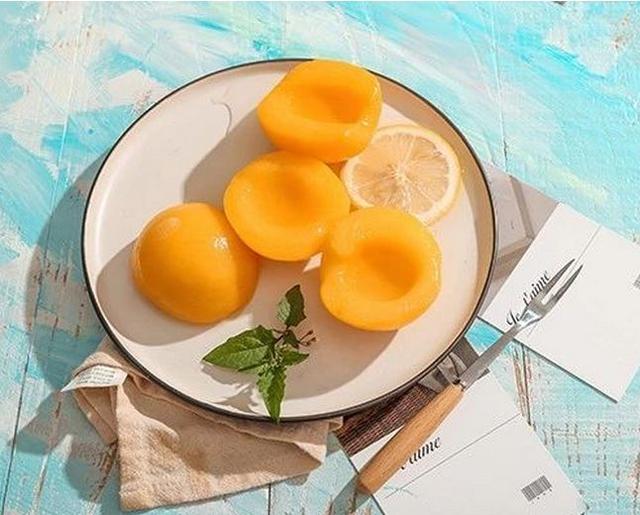 黄桃罐头怎么吃，黄桃罐头怎么吃最好（爽脆鲜甜0添加，一口忆童年）