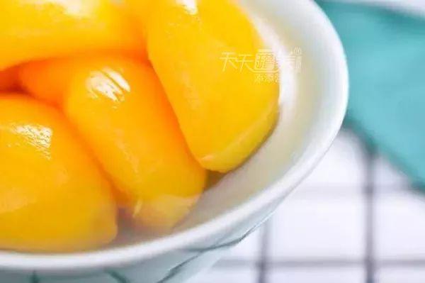 黄桃罐头怎么吃，黄桃罐头怎么吃最好（爽脆鲜甜0添加，一口忆童年）