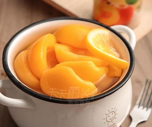 黄桃罐头怎么吃，黄桃罐头怎么吃最好（爽脆鲜甜0添加，一口忆童年）