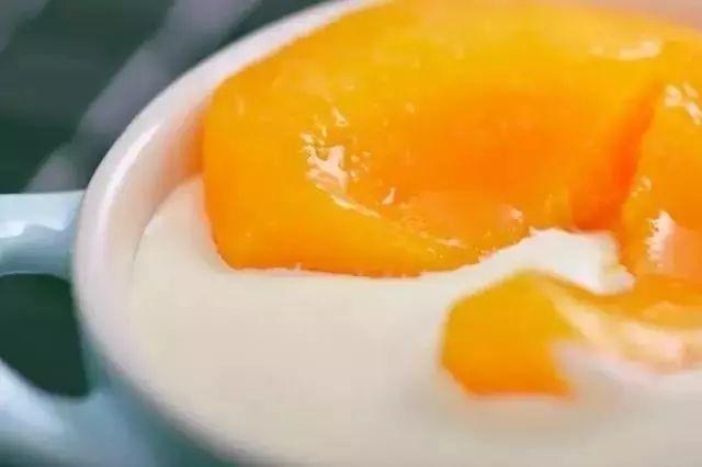 黄桃罐头怎么吃，黄桃罐头怎么吃最好（爽脆鲜甜0添加，一口忆童年）