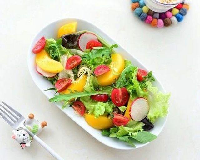 黄桃罐头怎么吃，黄桃罐头怎么吃最好（爽脆鲜甜0添加，一口忆童年）