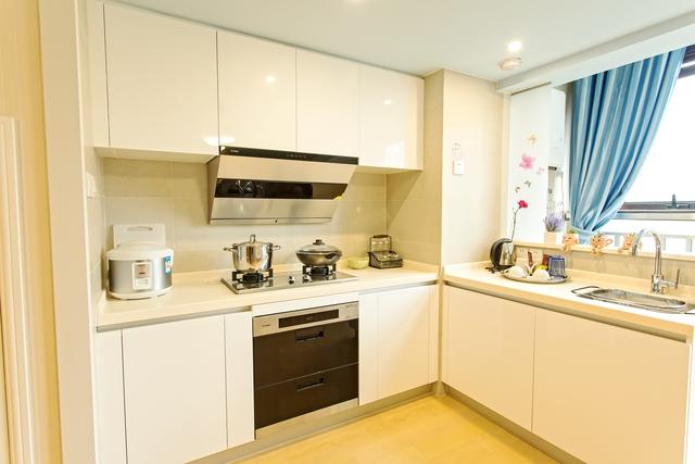 不锈钢的拉闸门好还是铝合金拉闸门好，不锈钢拉闸门价格一般多少钱（庆幸自己没被带沟里）