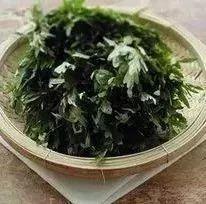 艾叶水可以洗脸吗，艾草可以洗脸吗（这种野草祛湿养气功效强大）