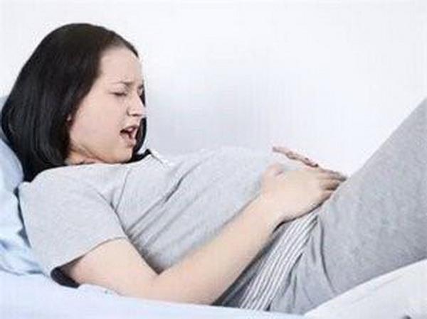 孕妇洗热水脚要注意哪些，怀孕初期能用热水洗脚吗（孕妈洗澡注意这几个禁忌）