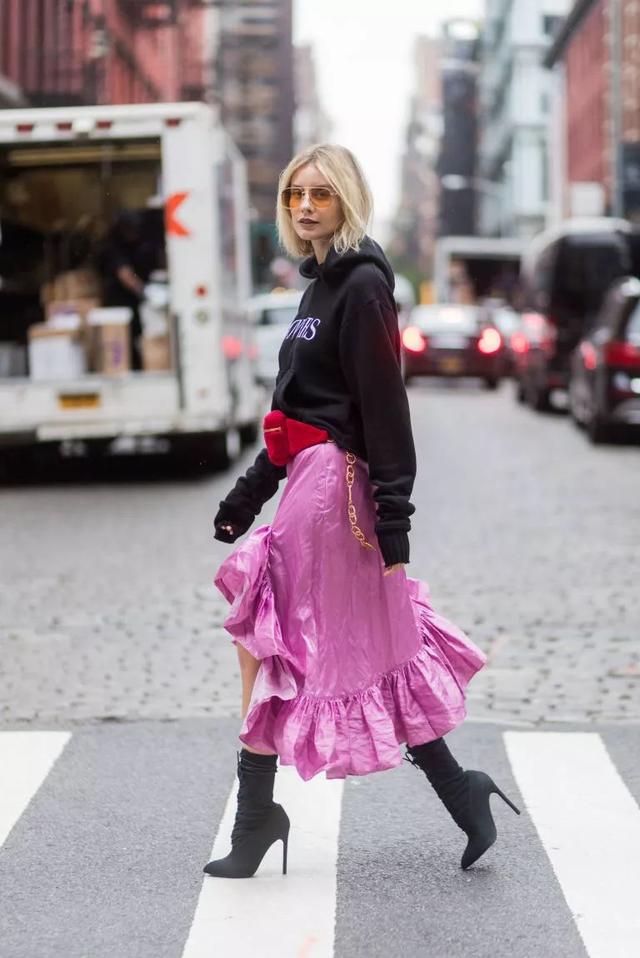 卫衣半裙早秋混搭时髦有女人味，卫衣＋半裙＝时髦又有女人味的早秋穿搭