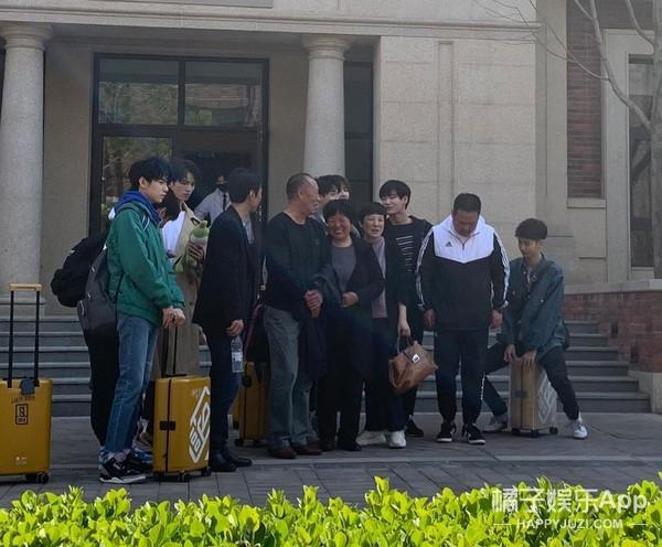 百分九的应援色是什么，百分九应援色分别是什么（UNINE团综、Vlog都安排上了）