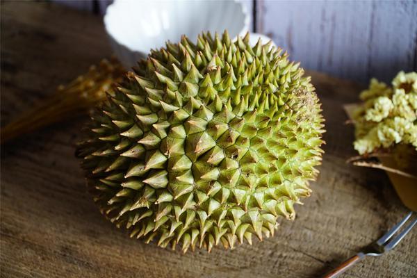 怎么判断榴莲是否熟了可以吃，怎样判断榴莲的生熟（辨生熟、催熟、剥皮全搞定）