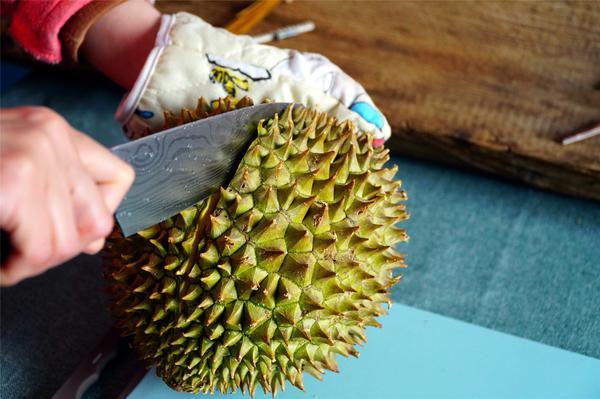怎么判断榴莲是否熟了可以吃，怎样判断榴莲的生熟（辨生熟、催熟、剥皮全搞定）