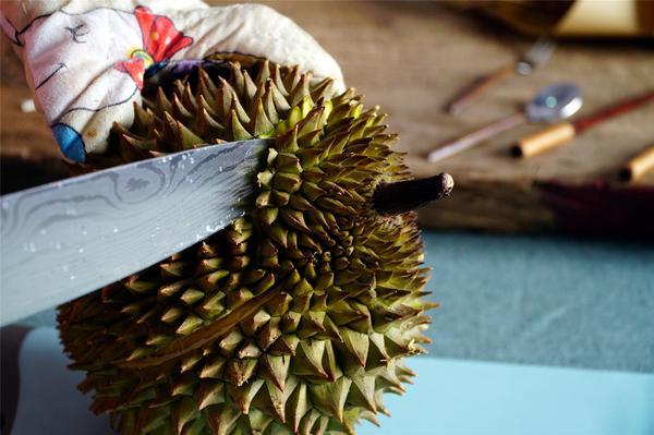 怎么判断榴莲是否熟了可以吃，怎样判断榴莲的生熟（辨生熟、催熟、剥皮全搞定）