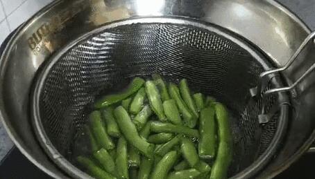香椿炒鸡蛋的禁忌，香椿炒鸡蛋的禁忌有哪些（老人贪吃香椿炒蛋竟致多器官衰竭）