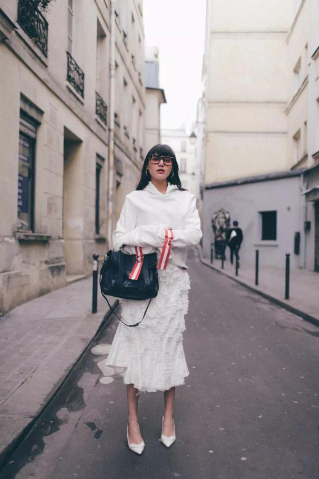 卫衣半裙早秋混搭时髦有女人味，卫衣＋半裙＝时髦又有女人味的早秋穿搭