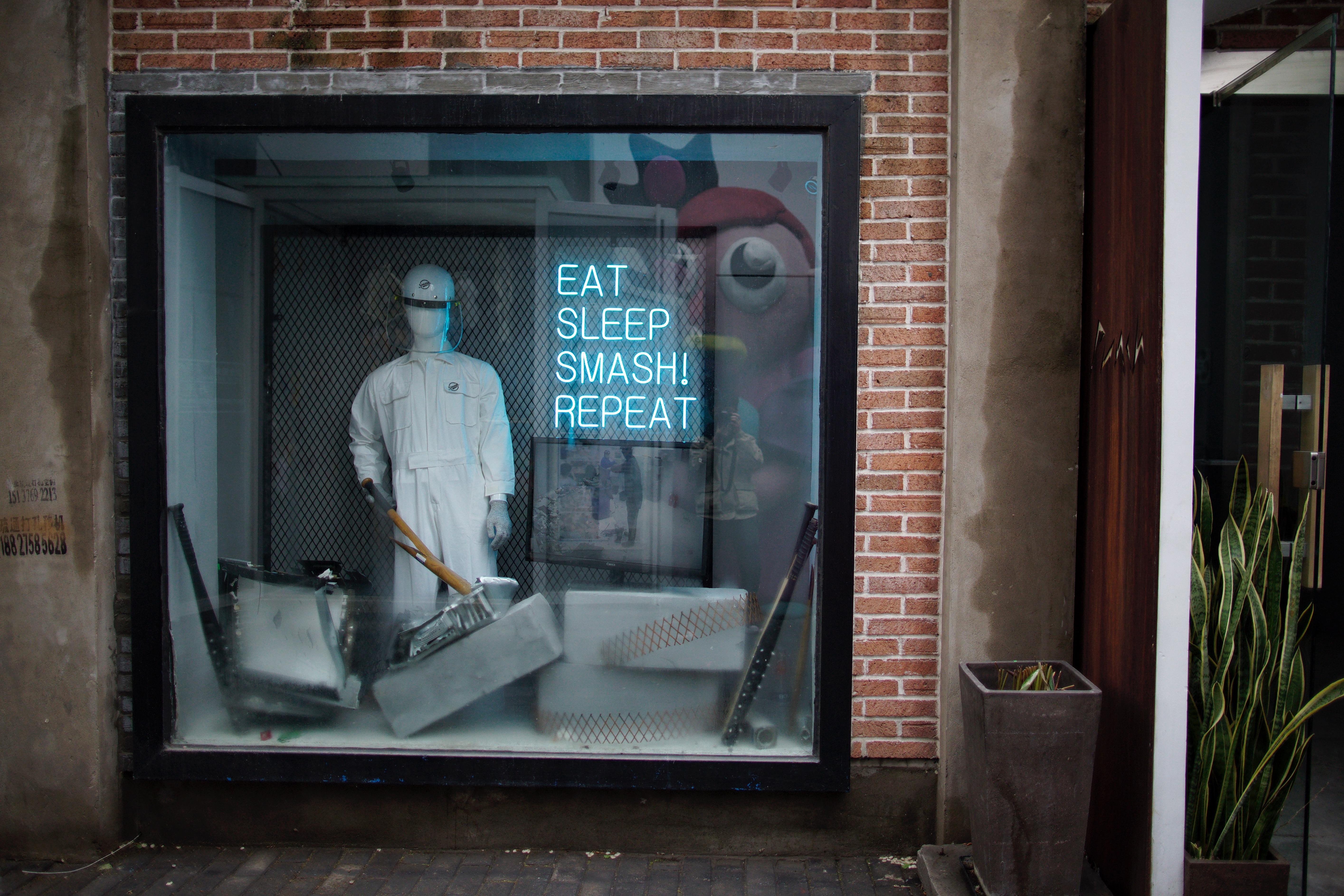 合肥小河家电维修安装 探访北京首家“发泄屋”：标配砸酒瓶，加400砸电视送键盘 有人专砸假模特