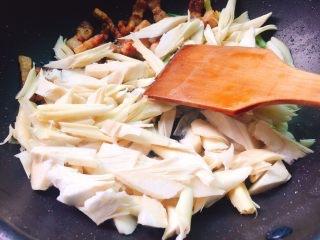 甜笋怎么炒好吃，怎么炒甜笋（#精品菜谱挑战赛#蚝油炒甜笋+春天的味道）