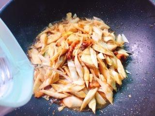 甜笋怎么炒好吃，怎么炒甜笋（#精品菜谱挑战赛#蚝油炒甜笋+春天的味道）