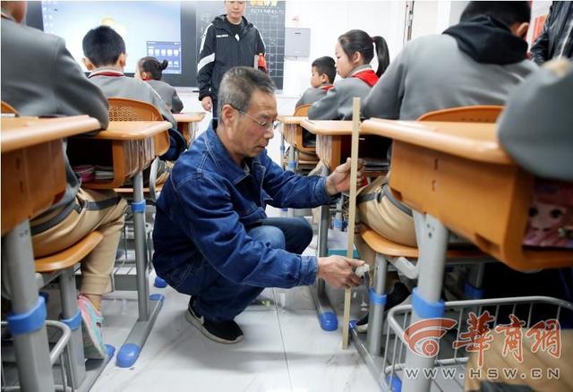 小学生课桌椅标准尺寸，小学生课桌尺寸（国标要求中小学根据身高选桌椅）