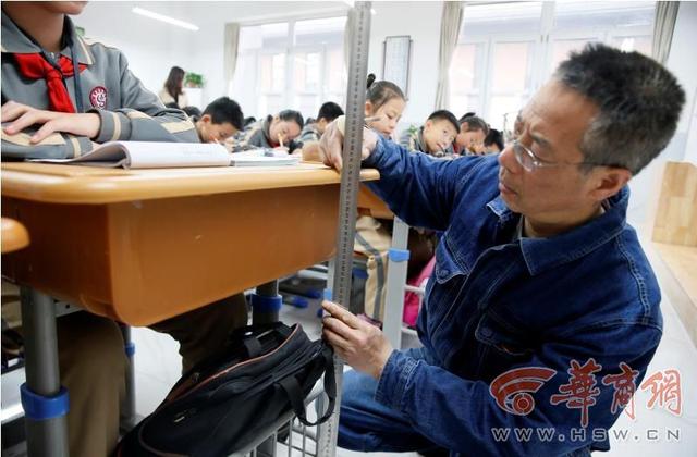 小学生课桌椅标准尺寸，小学生课桌尺寸（国标要求中小学根据身高选桌椅）