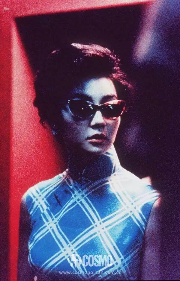 张曼玉猫眼墨镜是镜框上半部分上挑的设计,自带一种复古属性,看似夸张