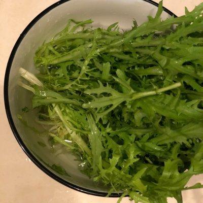 苦菊沙拉的做法，苦菊凉拌沙拉酱的做法（人像沙拉<创意菜>）