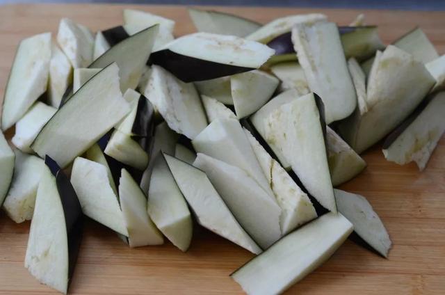 酱烧茄子的家常做法是什么，烧茄子的家常做法（酱烧茄子：香软绵滑）