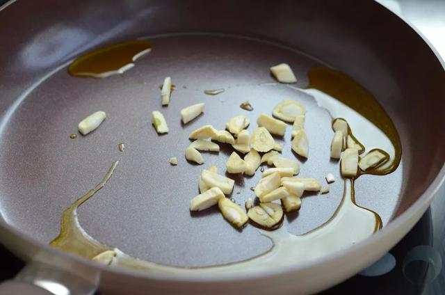 酱烧茄子的家常做法是什么，烧茄子的家常做法（酱烧茄子：香软绵滑）