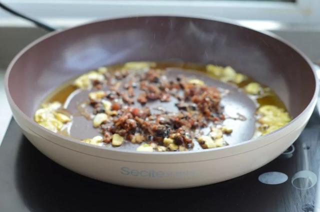 酱烧茄子的家常做法是什么，烧茄子的家常做法（酱烧茄子：香软绵滑）