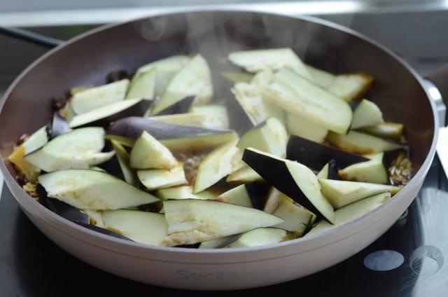 酱烧茄子的家常做法是什么，烧茄子的家常做法（酱烧茄子：香软绵滑）