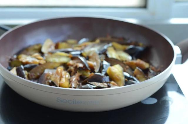 酱烧茄子的家常做法是什么，烧茄子的家常做法（酱烧茄子：香软绵滑）