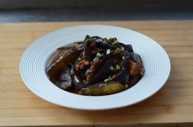 酱烧茄子的家常做法是什么，烧茄子的家常做法（酱烧茄子：香软绵滑）