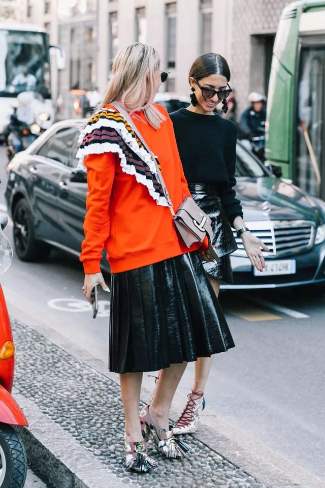 卫衣半裙早秋混搭时髦有女人味，卫衣＋半裙＝时髦又有女人味的早秋穿搭