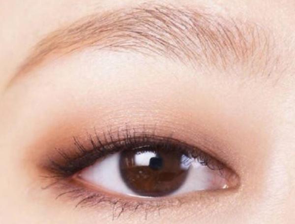 怎么让眼睛变大，怎么样让眼睛变大（除了双眼皮贴之外）