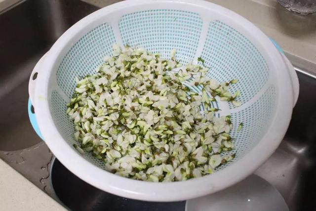 国槐花、洋槐花和红槐花三者的区别，洋槐和槐花有什么区别（槐花分三种，只有一种能吃）