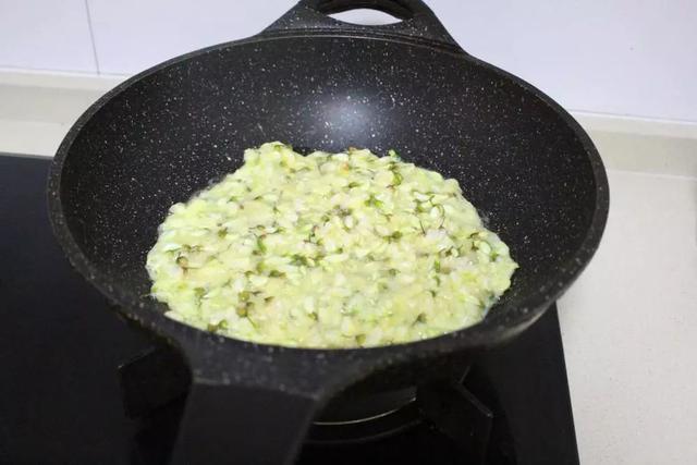 国槐花、洋槐花和红槐花三者的区别，洋槐和槐花有什么区别（槐花分三种，只有一种能吃）