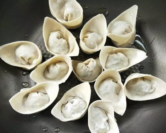 国槐花、洋槐花和红槐花三者的区别，洋槐和槐花有什么区别（槐花分三种，只有一种能吃）