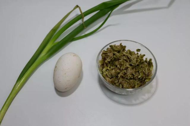 国槐花、洋槐花和红槐花三者的区别，洋槐和槐花有什么区别（槐花分三种，只有一种能吃）