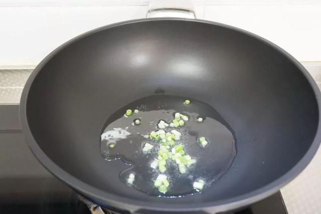 国槐花、洋槐花和红槐花三者的区别，洋槐和槐花有什么区别（槐花分三种，只有一种能吃）